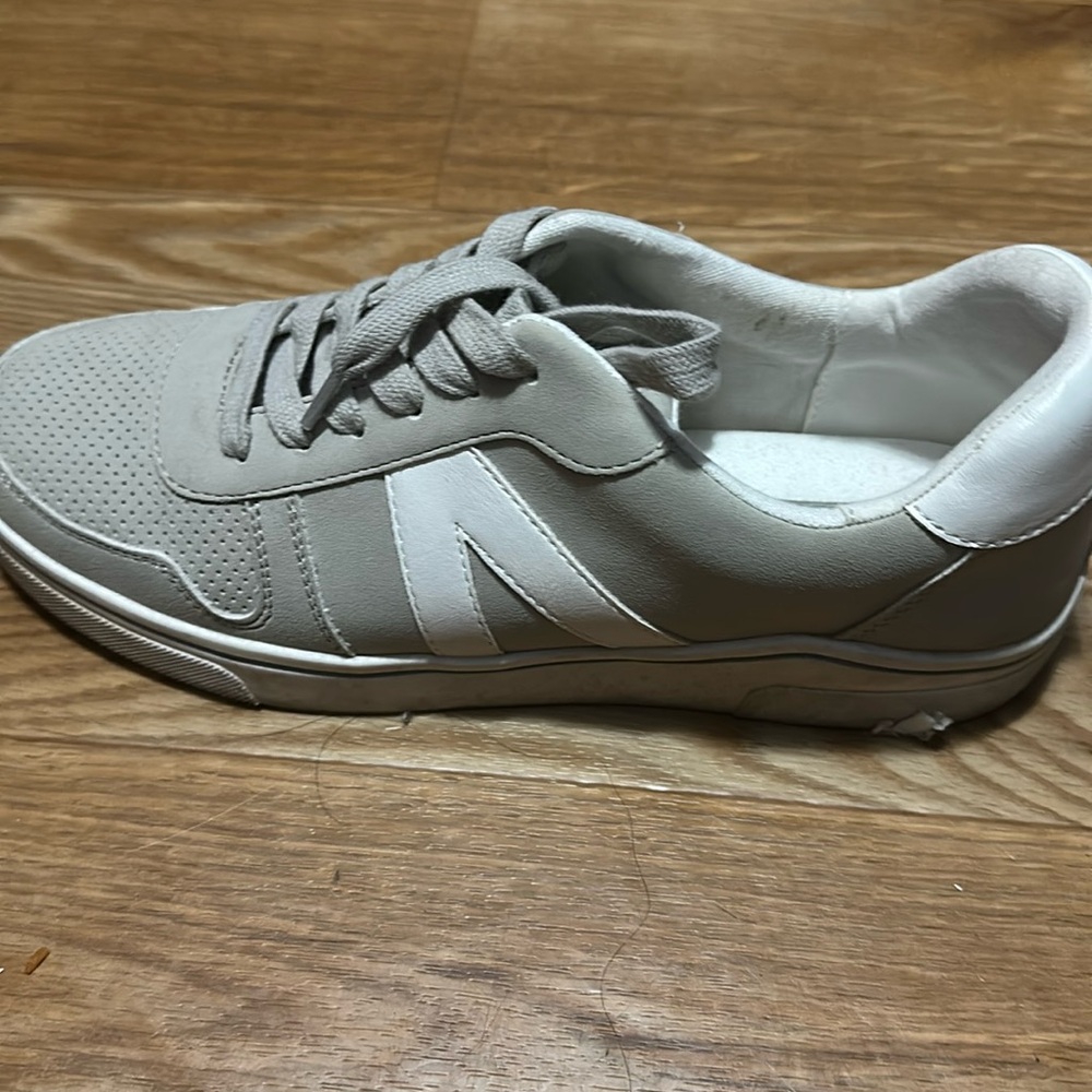 Gently used.
Would look cute with skirts, dresses, shorts and jeans .